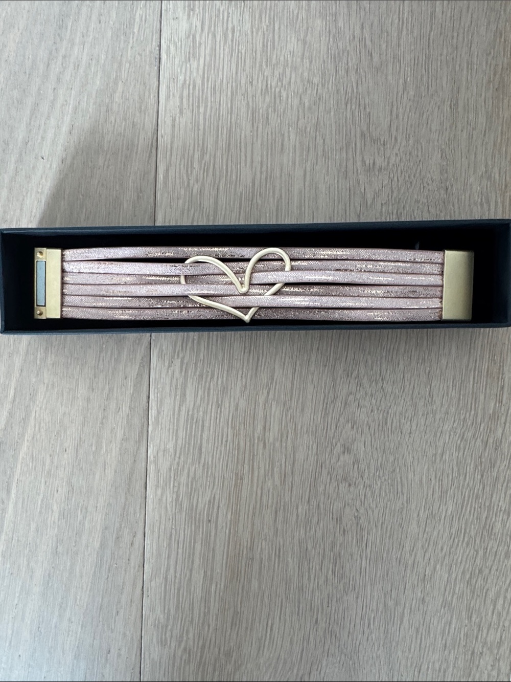 Heart bracelet with magnetic clasp